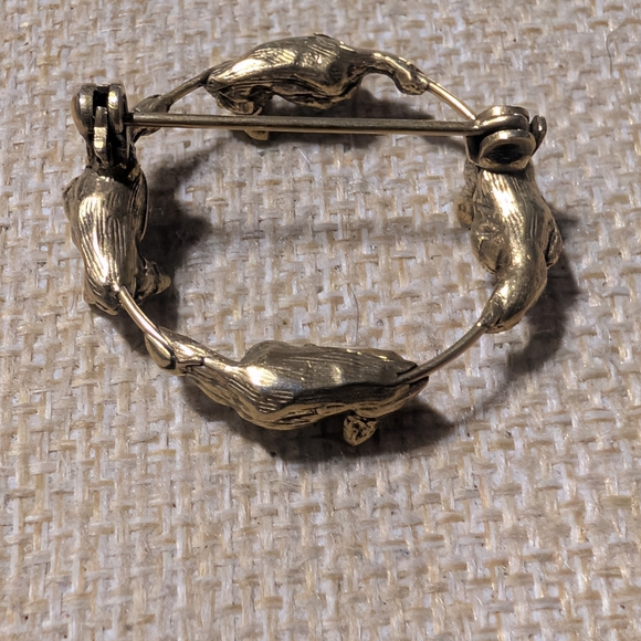 Vintage Blue Bunny Goldtoned Wreath Brooch Pin - Picture 5 of 6